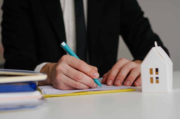 Quels sont les éléments à prendre en compte pour souscrire à une assurance de prêt immobilier ?